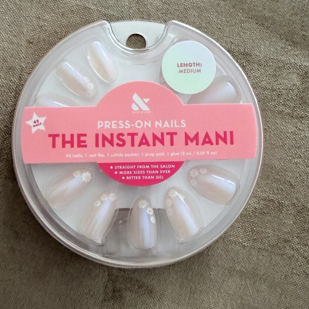 Olive & June The Instant Mani Press-On‎ Nails Medium White Floral Oval 42ct Set